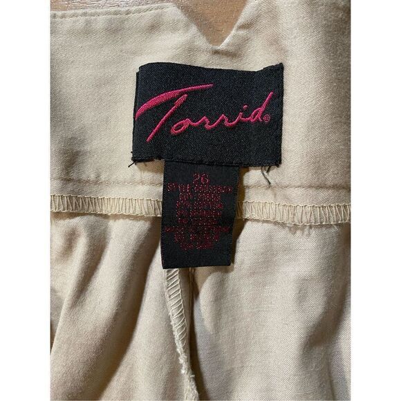 ‎Torrid Folded Cuffed Women’s Shorts - Picture 3 of 5